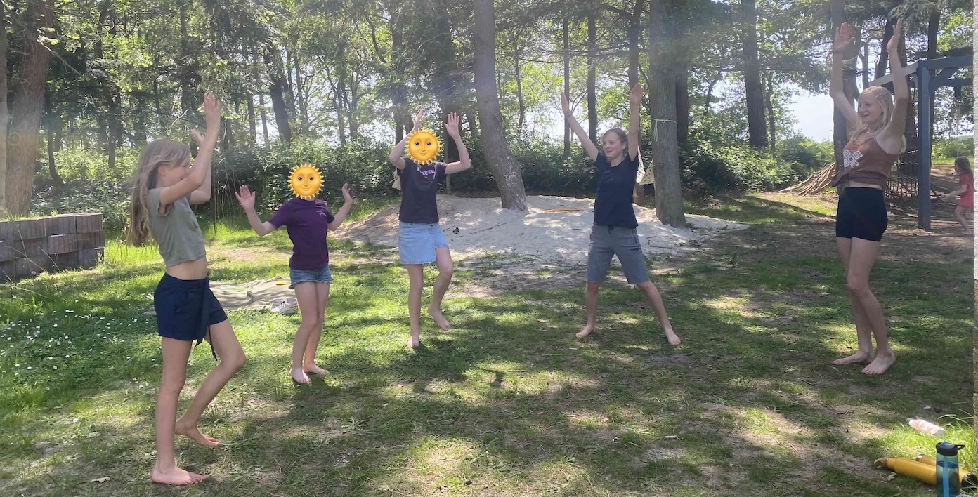 Foto van vijf leerlingen die buiten dansen