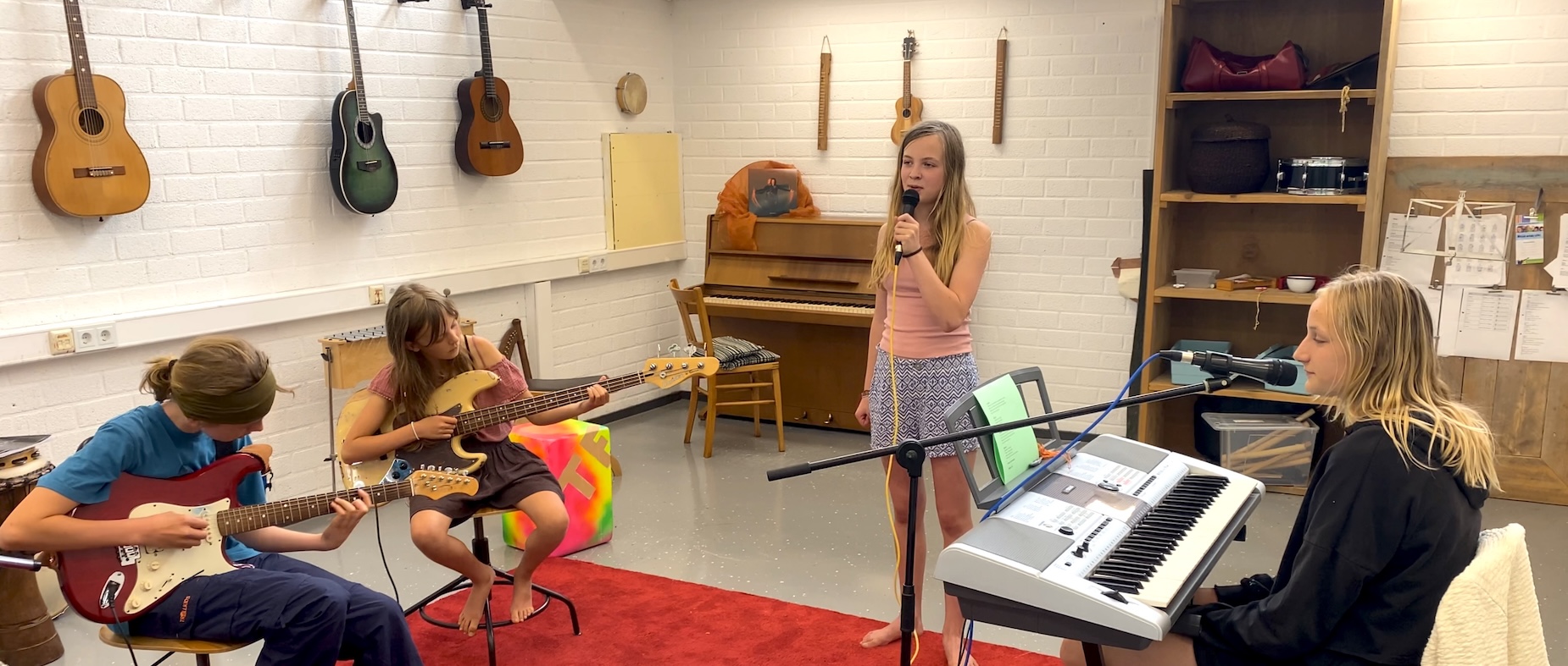 Foto van vijf leerlingen die buiten dansen