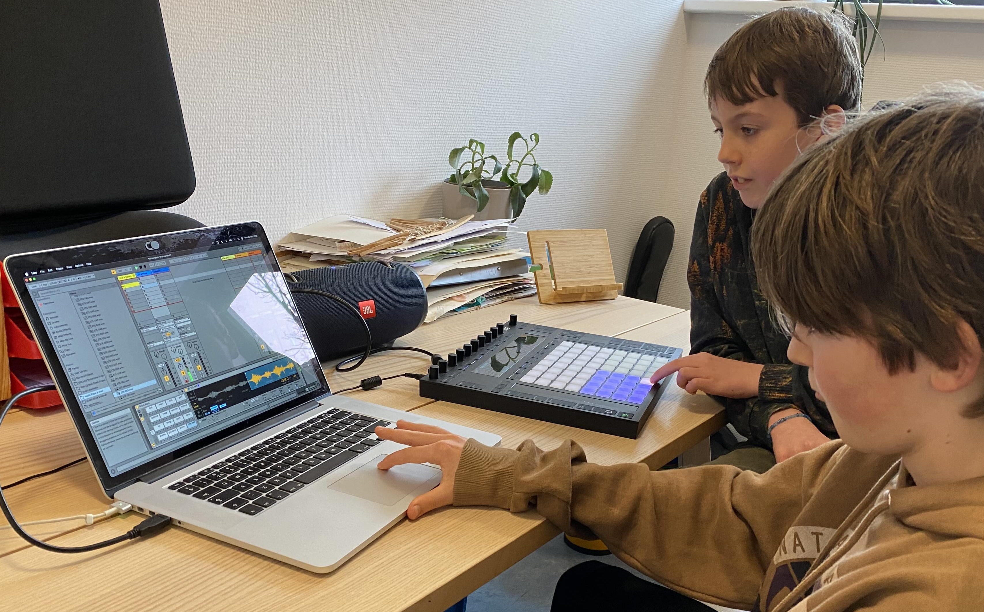 Twee leerlingen werken op een computer