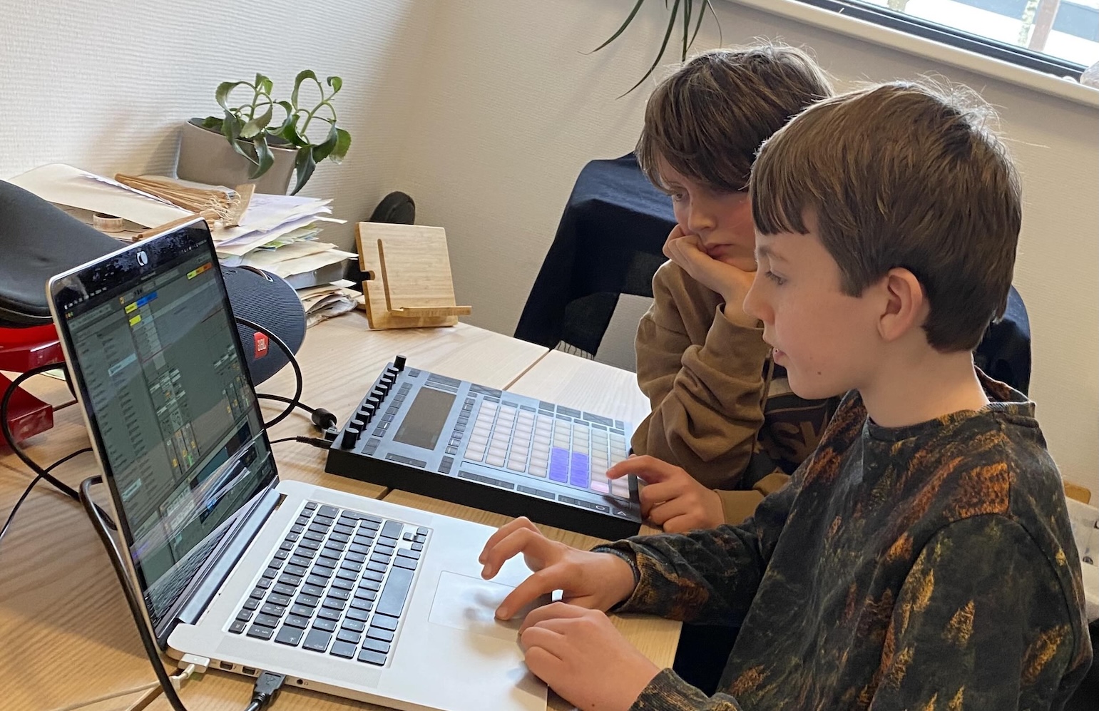 Twee leerlingen werken op een computer